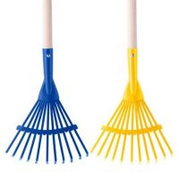 Hrable na líštie s 80cm drevenou rúčkou v rôznych farbách 1ks - Woodyland - h/r/hrable-na-listie-s-80cm-drevenou-ruckou-v-roznych-farbach-1ks-woodyland.jpg