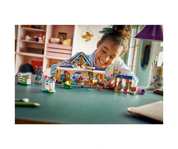 LEGO® Friends: Jazdecký areál a jazdecká škola (42688)