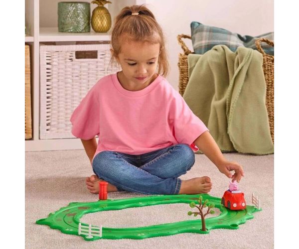 Whizz-Around Peppa prasiatko s červeným autom hračková sada