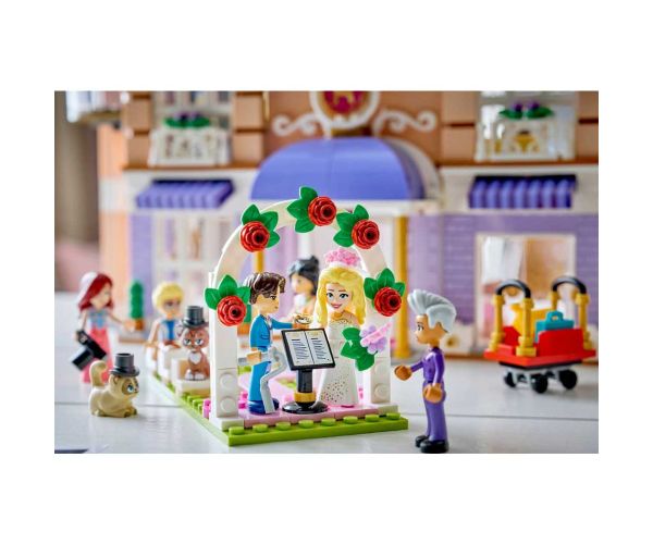 LEGO® Friends: Grand Hotel v Heartlake City (42704)