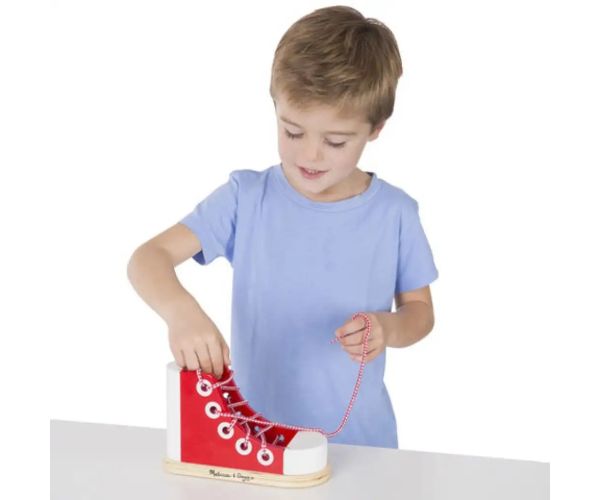 Šnurovanie topánok drevená zručná hra - Melissa & Doug