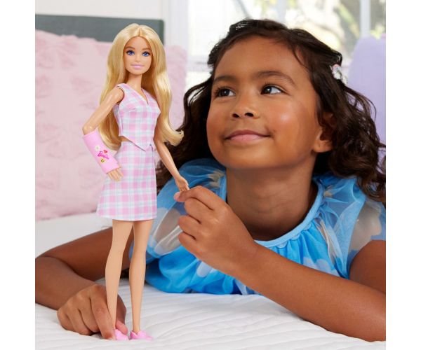 Barbie: Fashionista Barátnők stílusos divatbaba gipszben rózsaszín kockás ruhában – Mattel