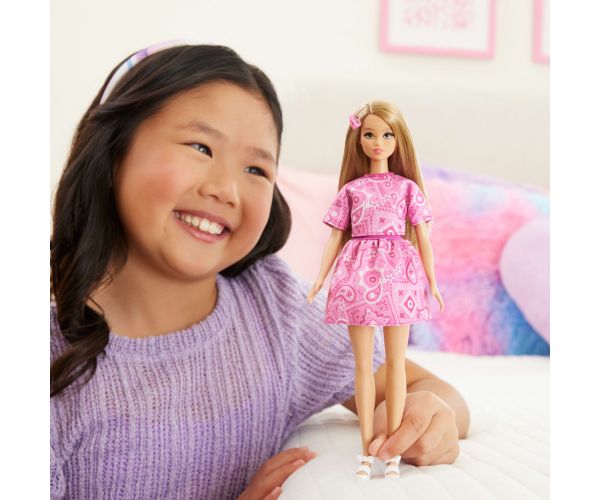 Barbie: Fashionista Barátnők stílusos divatbaba rózsaszín kendőmintás ruhában - Mattel