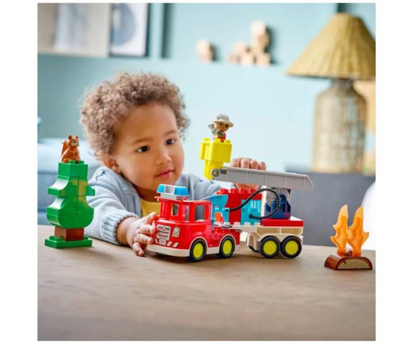 LEGO® DUPLO®: Hasičské auto s hadicou a hasičom (10473)