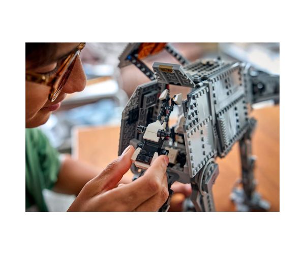 LEGO® Star Wars™: AT-AT™ kráčajúci stroj Znovuzrodenej ríše s INT-4