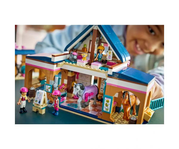 LEGO® Friends: Jazdecký areál a jazdecká škola (42688)