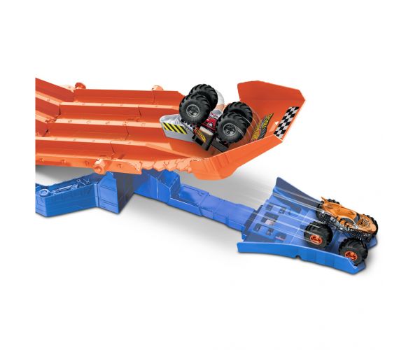 Hot Wheels Monster Trucks: Hajsza pályaszett 2db kisautóval - Mattel