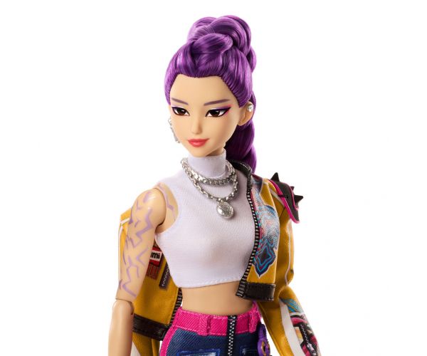 K-Pop Démonvadászok: Rumi divatbaba karddal – Mattel