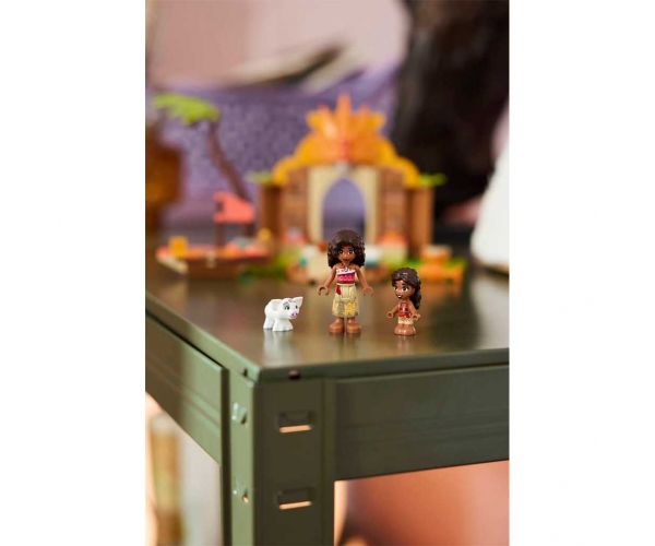 LEGO® Disney™: Falusi ház és tutaj (43282)