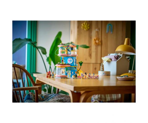 LEGO® Friends: Heartlake City klubház (42689)
