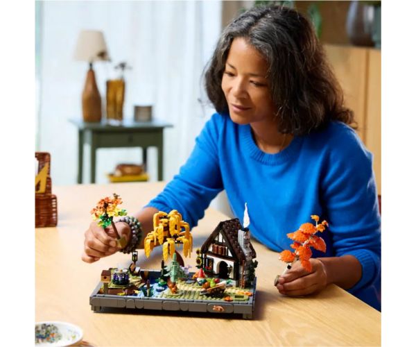 LEGO® Icons: Őszi kert házikóval (11372)
