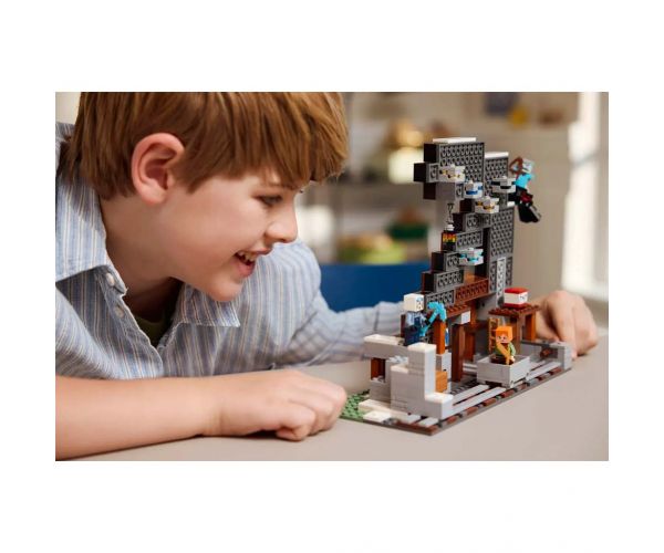 LEGO® Minecraft: A csákánybánya (21277)