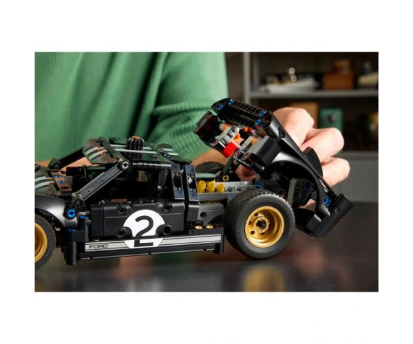 LEGO® Technic: 1966 Ford GT40 MKII versenyautó (42223)