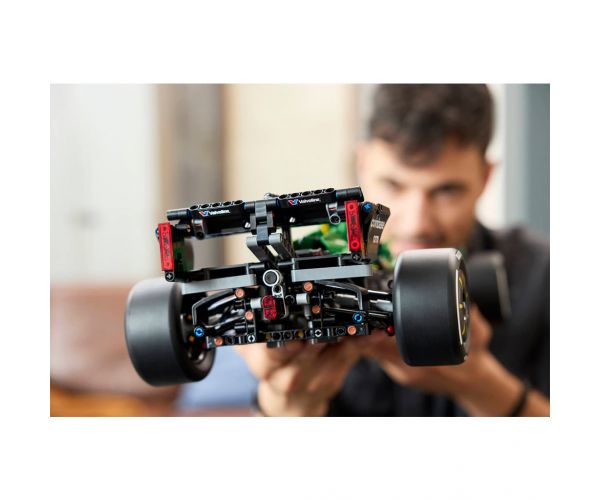 LEGO® Technic: Aston Martin Aramco AMR25 F1® autó (42240)