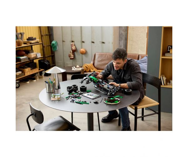 LEGO® Technic: Aston Martin Aramco AMR25 F1® autó (42240)