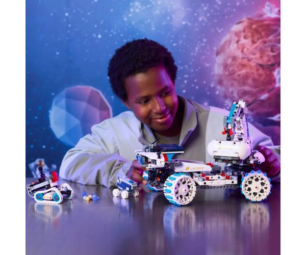 LEGO® Technic: Lunar Outpost™ holdjáró űrjármű (42211)