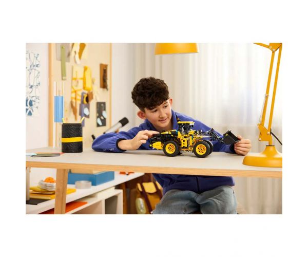 LEGO® Technic: Volvo L120 Electric kerekes rakodógép (42209)